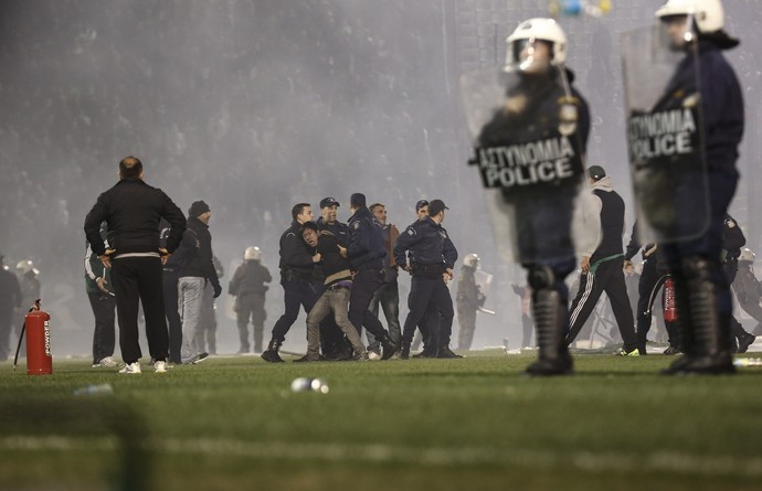 Polícia prende torcedor do Panathinaikos (Foto: AP Photo/Yorgos Karahalis)