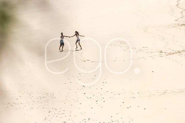 Junior Lima e a mulher na praia do Leão (Foto: EGO)