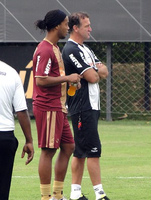 Cuca e Ronaldinho, Atlético-MG (Foto: Leonardo Simonini / Globoesporte.com)