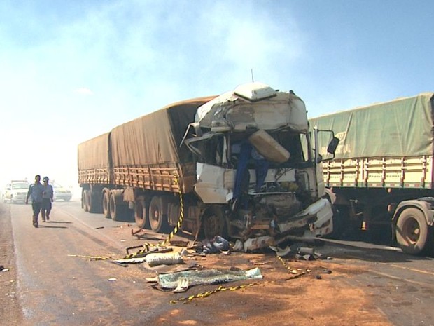 Motorista da carreta ficou feirdo e foi socorrido pelos bombeiros (Foto: Valdinei Malagutti/EPTV)