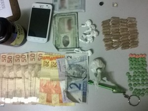 Polícia apreendeu drogas e dinheiro fracionado com os suspeitos (Foto: Divulgação/Polícia Militar do RN)