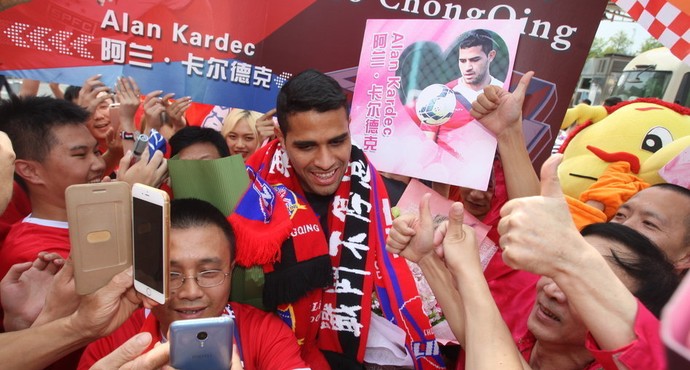 Alan Kardec chegada Chongqing Lifan (Foto: Sina.com)