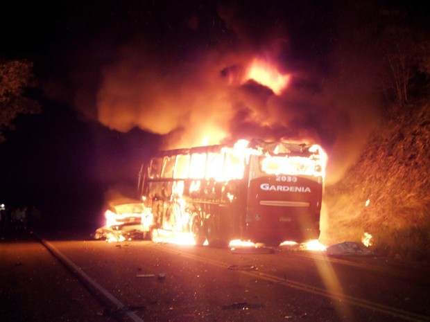 Carro e ônibus pegam fogo após batida na MG-167 em Três Pontas (Foto: Dênis Pereira / Equipepositiva)