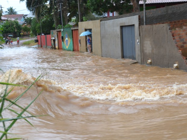 Rio Mororó transborda e moradores ficam ilhados em Jaru, RO (Foto: Clemilson Rodrigues/Site O Jaruense) Rio Mororó transborda e moradores ficam ilhados em Jaru, RO (Foto: Clemilson Rodrigues/Site O Jaruense)