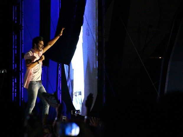 Luan Santana cantou sucessos durante sua apresentação no Villa Mix (Foto: Diego Toledano/ G1 AM)