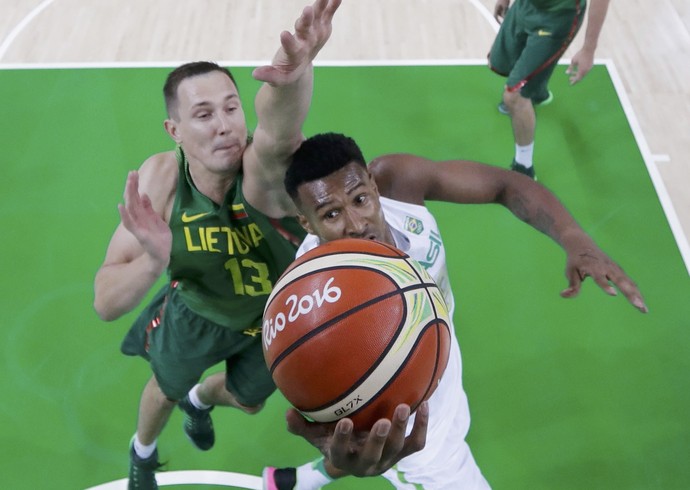 Leandrinho em Brasil x Lituânia - basquete masculino (Foto: Eric Gay / Reuters) Leandrinho em Brasil x Lituânia - basquete masculino (Foto: Eric Gay / Reuters)