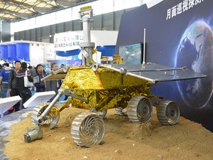  Foto de arquivo tirada em 5 de novembro mostra o modelo de veículo lunar chamado 'Coelho de Jade', que será depositado na Lua por sonda.  (Foto: AFP Photo/Peter Parks)