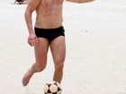 José Loreto joga futevôlei na praia e fica marcado com o impacto da bola