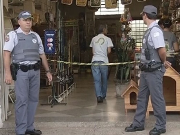 Assaltantes invadiram uma loja de rações com armas falsas  (Foto: reprodução/ TV TEM)