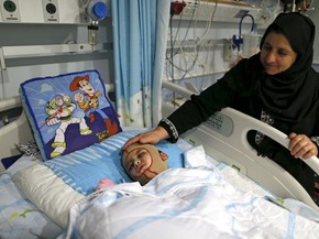 Ahmed Dawanshe, de 4 anos, sofreu queimaduras graves em incêndio em sua casa na Cisjordânia e foi hospitalizado; ele é o único sobrevivente da família (Foto: REUTERS/Ammar Awad) Ahmed Dawanshe, de 4 anos, sofreu queimaduras graves em incêndio em sua casa na Cisjordânia e foi hospitalizado; ele é o único sobrevivente da família (Foto: REUTERS/Ammar Awad)