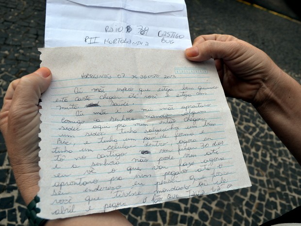 Celular chega a preso por Sedex com remetente da mãe, que nega e faz BO (Foto: Fernanda Zanetti/G1)