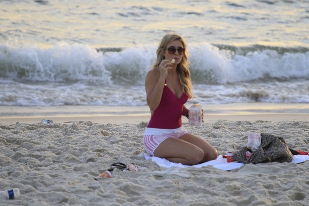 Christine Fernandes na praia (Foto: Delson Silva/ Agnews)
