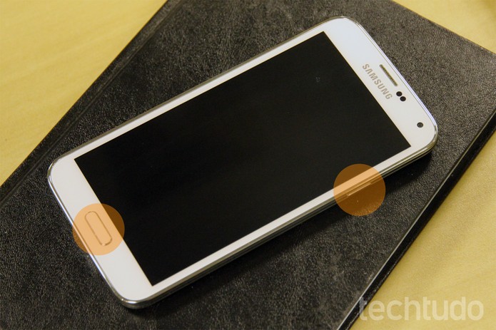 Botões físicos para fazer a captura de tela do Galaxy S5 (Foto: Isadora Díaz/TechTudo)