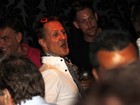 Michael Schumacher se joga na pista de dança em boate paulista