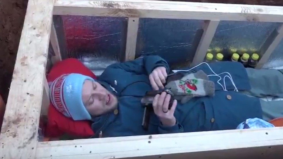 Blogueiro russo passou 24 horas enterrado em caixão (Foto: Reprodução)