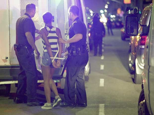 A polícia de Los Angeles prende uma mulher após protesto no Bairro Leimert Park, Los Angeles. (Foto: Jason Redmond / Reuters)