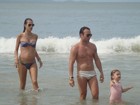 Grávida, Alessandra Ambrósio curte praia com a filha em Florianópolis