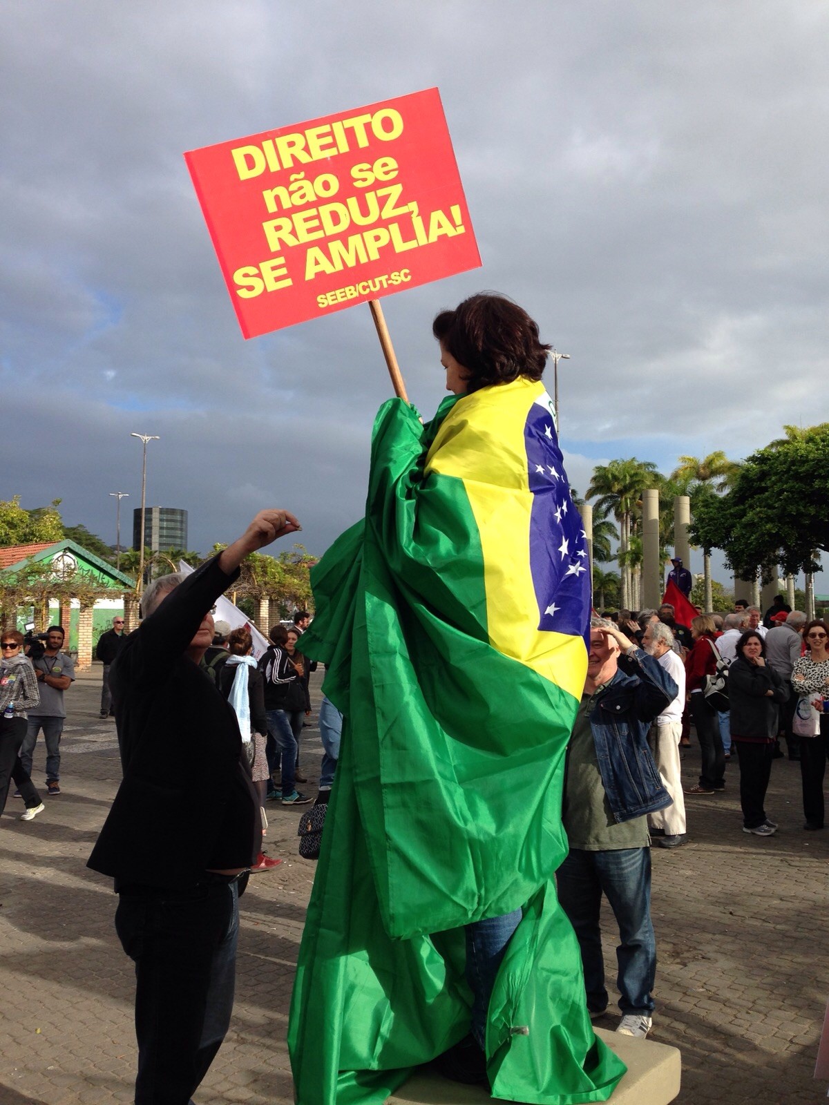 G1 Sindicatos e movimentos sociais fazem manifestação em SC