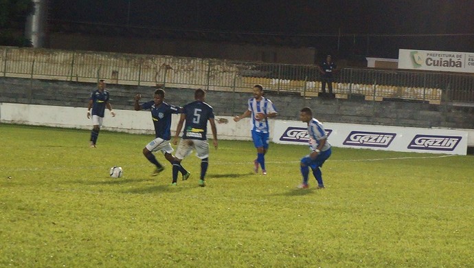 Dom Bosco e Cacerense no estádio Presidente Dutra (Foto: Adriane Rangel/FMF)