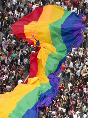 Parada Gay reuniu milhares de pessoas na Avenida Paulista no ano passado (Foto: Andre Penner/AP)