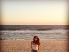 Nanda Costa curte praia com cabelos ao vento