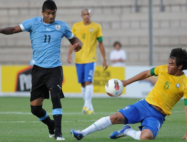 Rodrigo Aguirre do Uruguai x Misael do Brasil sub-20 (Foto: AP)