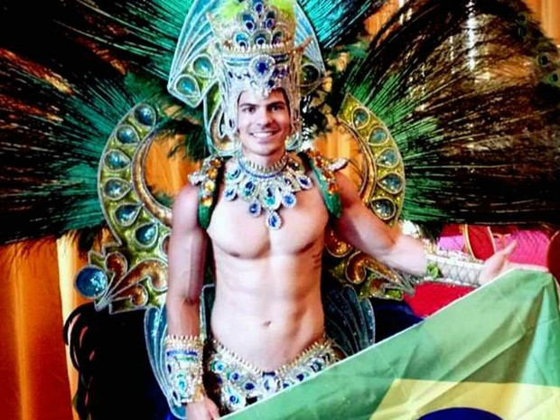 No traje típico, ele desfilou uma vestimenta verde e amarela tradicional de carnaval (Foto: Divulgação)