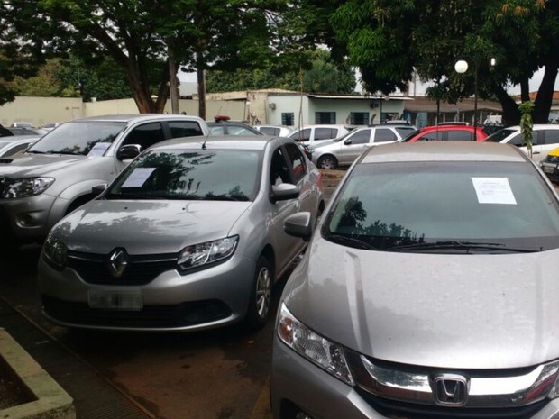 Carros apreendidos estão no pátio ddelegacia, em Goiás (Foto: Divulgação/Polícia Civil)