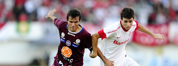 Oscar e Vangler disputam a bola na final (Foto: Alexandre Lops/Divulgação, Inter)