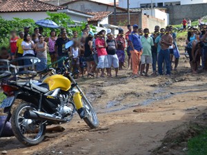 Vendedor foi assasinado no meio de uma rua em Mandacaru (Foto: Walter Paparazzo/G1)