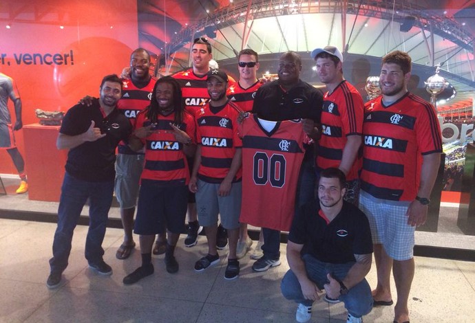 Jogadores da NFL posam com camisas do Flamengo (Foto: Reprodução/Facebook)