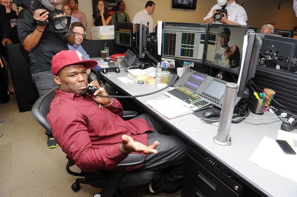 Celebridades se reúnem no Charity Day para arrecadar fundos para doação