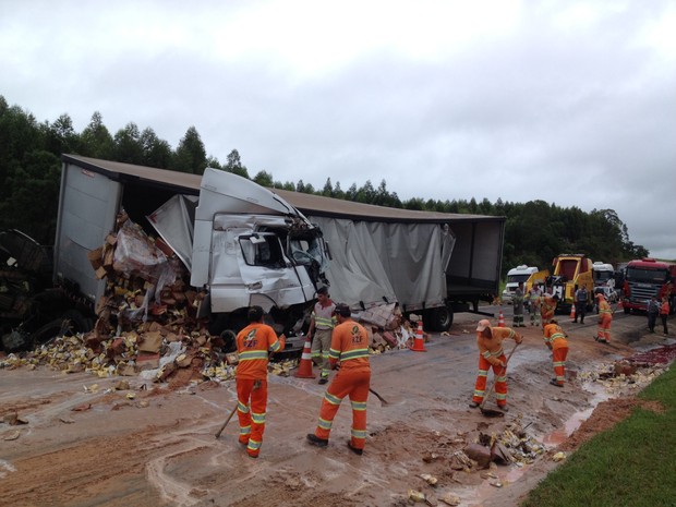 Com o impacto, caminhões ficaram destruídos e parte da carga caiu na pista (Foto: André Godinho/Divulgação)