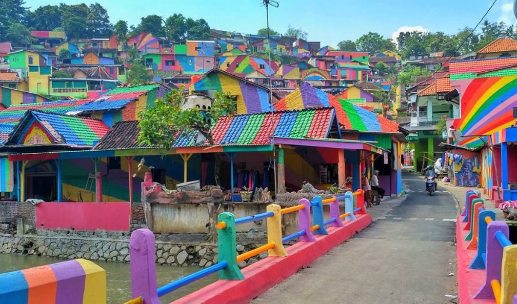 Povoado foi inteiro pintado com diferentes cores (Foto: arieprakhman/Reprodução/Instagram)
