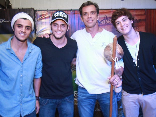 Felipe Simas, Bruno Gissoni e Beto Simas com amigo no Rio (Foto: Marco Macedo/ Divulgação)