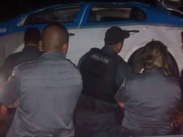 PM perde o controle do carro, capota e morre em São Gonçalo, RJ (Foto: Divulgação/7º BPM)