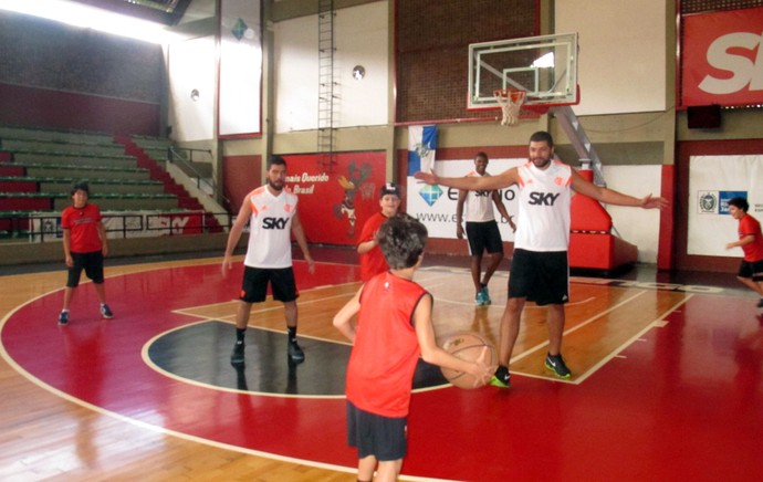 Jogadores flamengo basquete crianças escolinha (Foto: Amanda Kestelman) Jogadores flamengo basquete crianças escolinha (Foto: Amanda Kestelman)