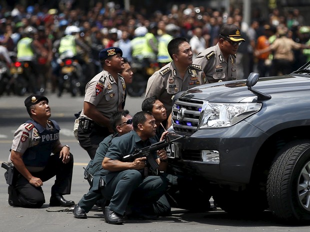 Policiais são vistos perto de local de explosões nesta quinta-feira em Jacarta, na Indonésia