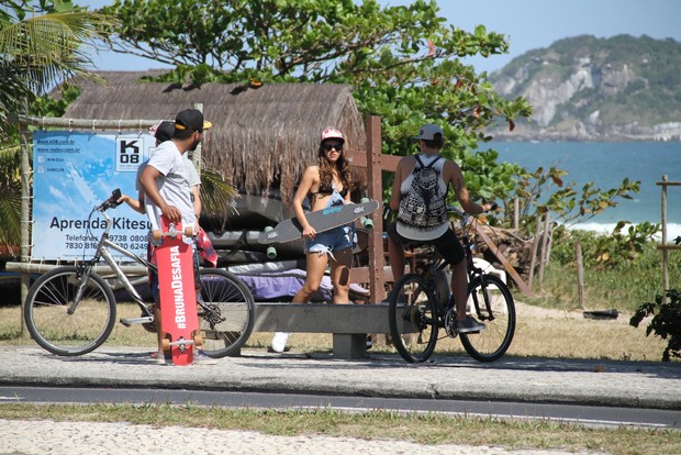 Bruna Marquezine anda de skate com amigos (Foto: Wallace Barbosa/ Ag. News)