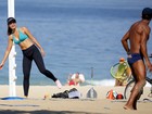 Letícia Wiermann exibe barriga sarada ao jogar beach tennis no Rio