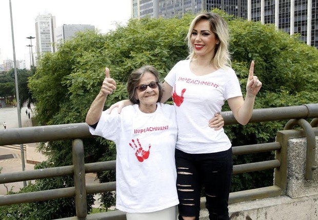 Ju Isen com  a avó Terezinha, de 87 anos (Foto: Celso Tavares/EGO)