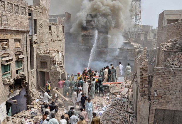 Bombeiros combatem fogo após explosão neste sábado (4) na cidade paquistanesa de Multan (Foto: K. Chaudhry/Reuters)