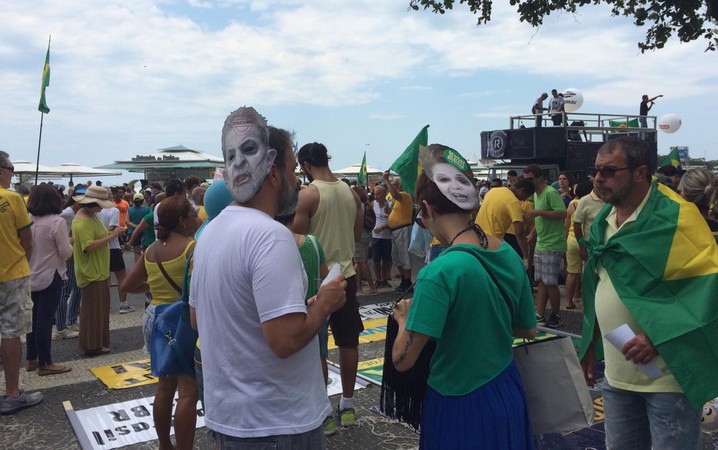 Manifestantes utilizavam máscaras ironizando o ex-presidente Lula e a presidente Dilma Rousseff