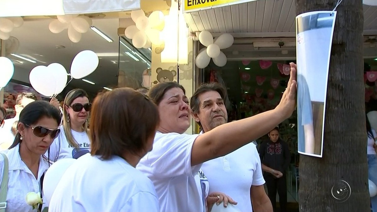 Amigos e familiares das vítimas baleadas em tiroteio fazem caminhada