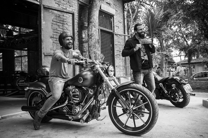 Mario (Bruno Gagliasso) e Ralf (Henri Castelli) são verdadeiros fãs de motocicletas (Foto: Inácio Moraes/Gshow)