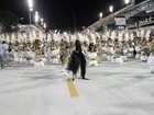 Cris Vianna leva tombo durante desfile das campeãs na Sapucaí