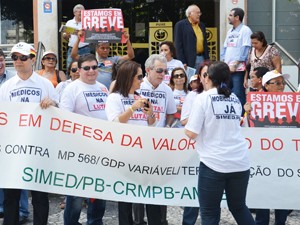 Médicos realizam protesto em João Pessoa, Paraíba (Foto: Walter Paparazzo/G1)