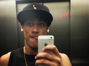 Neymar mostra a língua no elevador (Foto: Reprodução / Instagram)