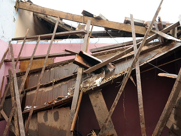 Casa de morador ficou parcialmente destruída após telhado desabar em Cuiabá. (Foto: Denise Soares/G1)