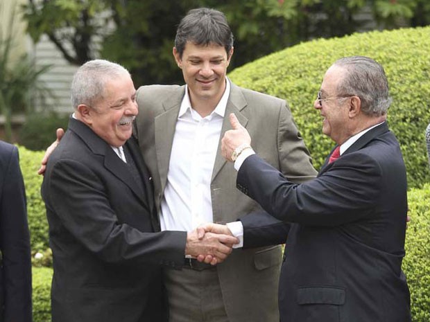 Lula aperta a mão de Maluf durante encontro com Haddad em SP (Foto: Moacyr Lopes Junior/Folhapress)
